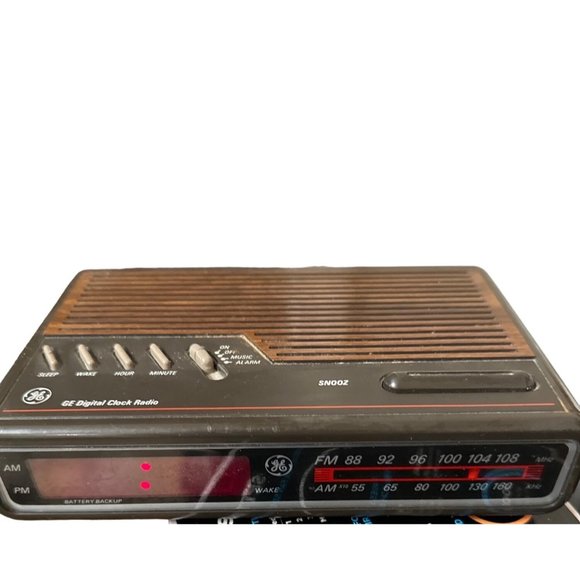 Vintage GE Digital Alarm Radio - Picture 1 of 4